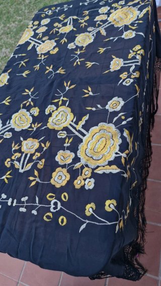 Manton de Manila Negro Bordado en amarillo