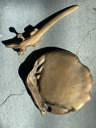 Abrecartas cocodrilo y bandeja bronce