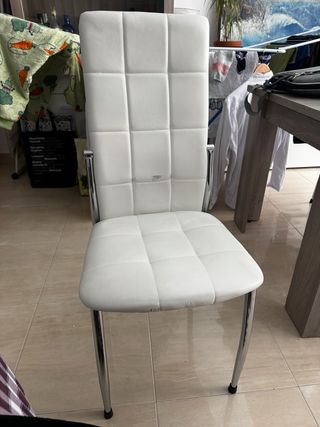 Sillas de comedor blancas y plateadas