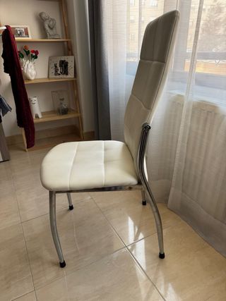 Sillas de comedor blancas y plateadas
