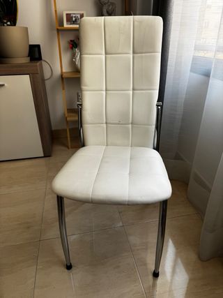 Sillas de comedor blancas y plateadas
