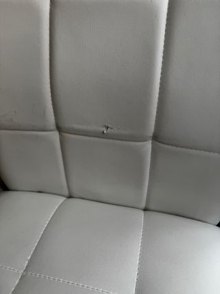 Sillas de comedor blancas y plateadas