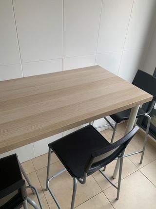 Mesa alta y 4 taburetes