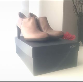 Zapatos beiges Lodi. Nuevos, nunca usados.