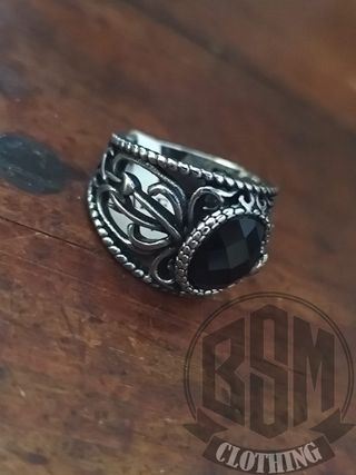 Anello con pietra nera e serpenti
