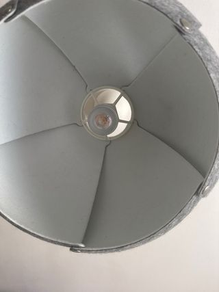 Lámpara de techo gris y blanca