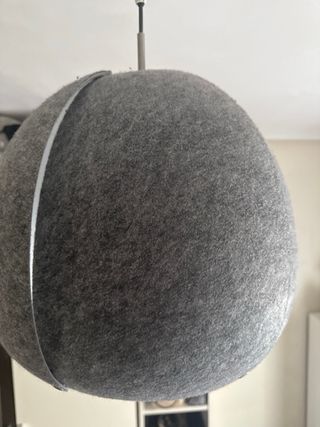 Lámpara de techo gris y blanca