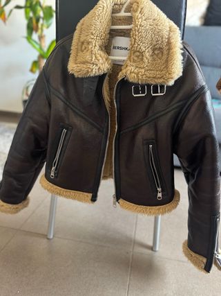 Chaqueta Bershka efecto piel forrada