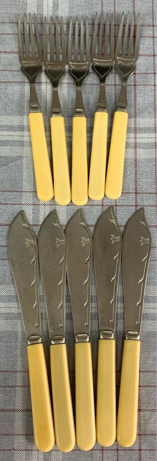 5 parejas de Cubiertos antiguos plateados y beige