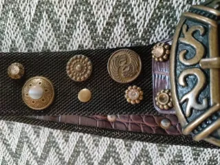 Cintura lilla con borchie e decorazioni