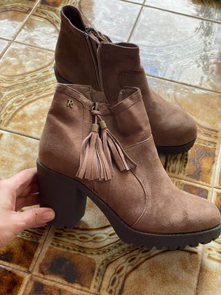 Botines de piel marrones con tacón. Nuevos.