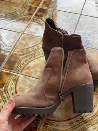 Botines de piel marrones con tacón. Nuevos.