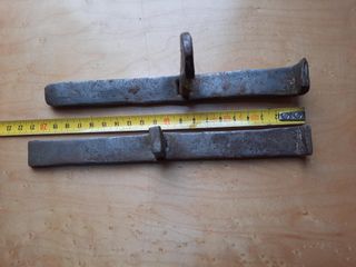 Dos cerrojos antiguos de hierro forjado