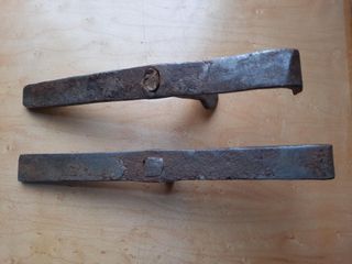 Dos cerrojos antiguos de hierro forjado