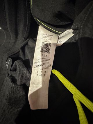 Pantalón corto Armani Exchange negro con detalles