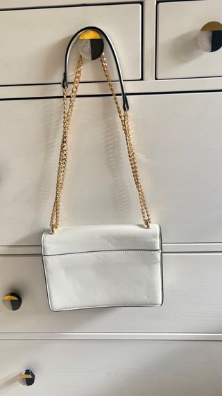 Bolso bandolera vestir blanco y dorado.