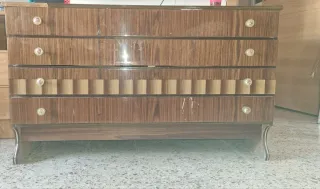 Cómoda de madera con tiradores
