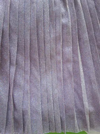 Falda plisada plateada y morada