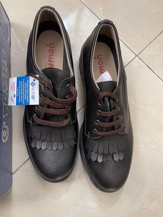 Zapatos niño marrones con flecos