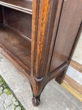 Biblioteca antigua de roble