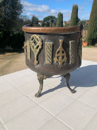 Calderone in rame con zampe