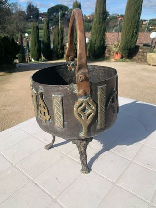 Calderone in rame con zampe