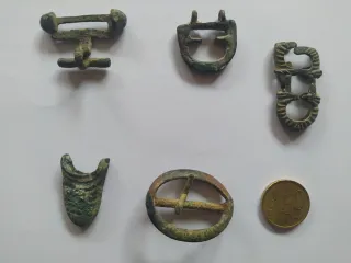 Hebillas, pasador, cantoneras de vaina de puñal.