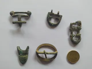 Hebillas, pasador, cantoneras de vaina de puñal.