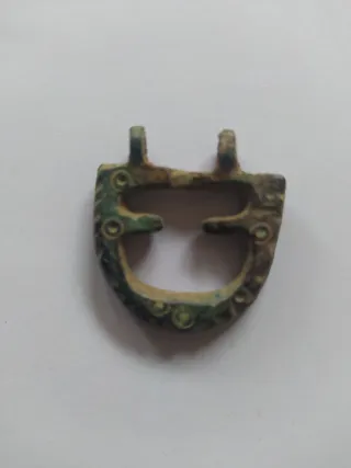 Hebillas, pasador, cantoneras de vaina de puñal.