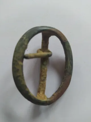 Hebillas, pasador, cantoneras de vaina de puñal.