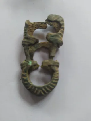 Hebillas, pasador, cantoneras de vaina de puñal.