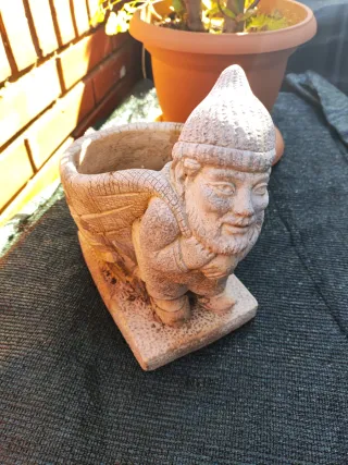 Portavasi Nano in Pietra da Giardino