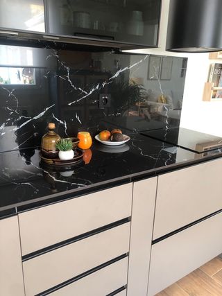 Porcelánico negro con vetas blancas