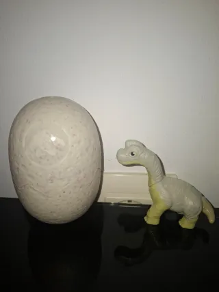 Dinosaurio y huevo de juguete