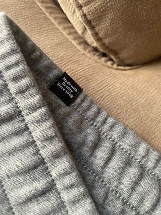 Pantalón corto chándal Puma gris y blanco