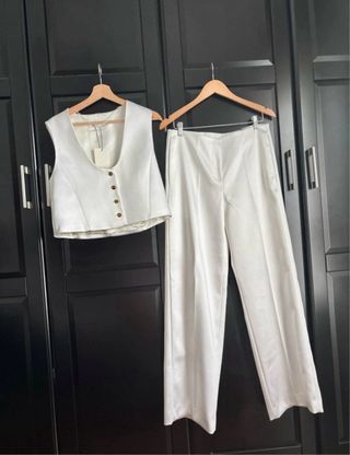 Conjunto blanco chaleco y pantalón