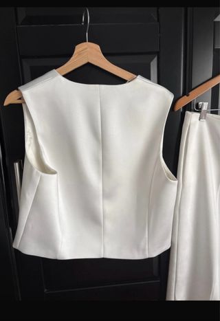 Conjunto blanco chaleco y pantalón