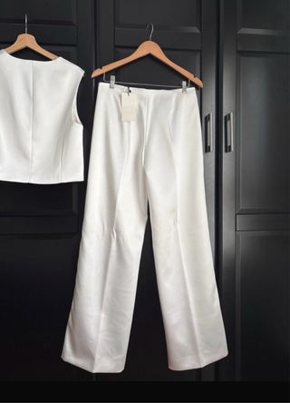 Conjunto blanco chaleco y pantalón