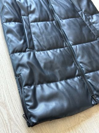 Chaleco polipiel negro con capucha Primark