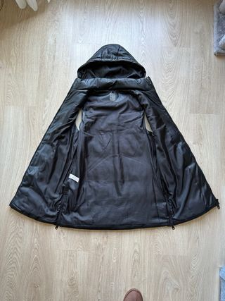 Chaleco polipiel negro con capucha Primark