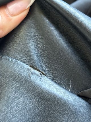 Chaleco polipiel negro con capucha Primark