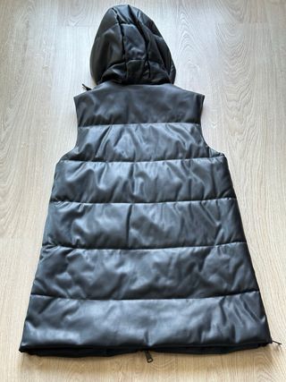 Chaleco polipiel negro con capucha Primark