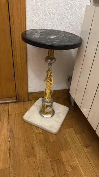 Mesa auxiliar mármol y figura decorativa