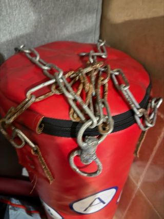 Saco de boxeo rojo con letras