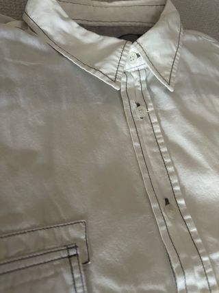 Camisa blanca con pespunte gris