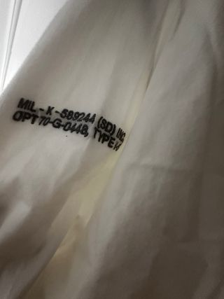 Camisa blanca con pespunte gris