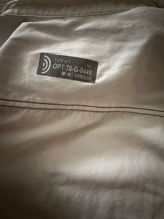 Camisa blanca con pespunte gris