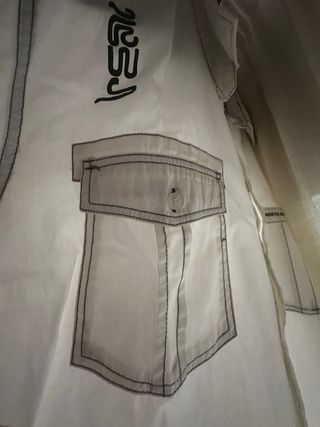 Camisa blanca con pespunte gris