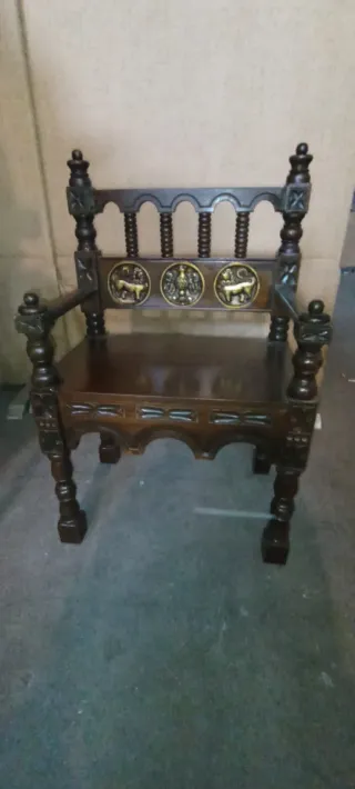 Silla rústica y mesita estilo antiguo