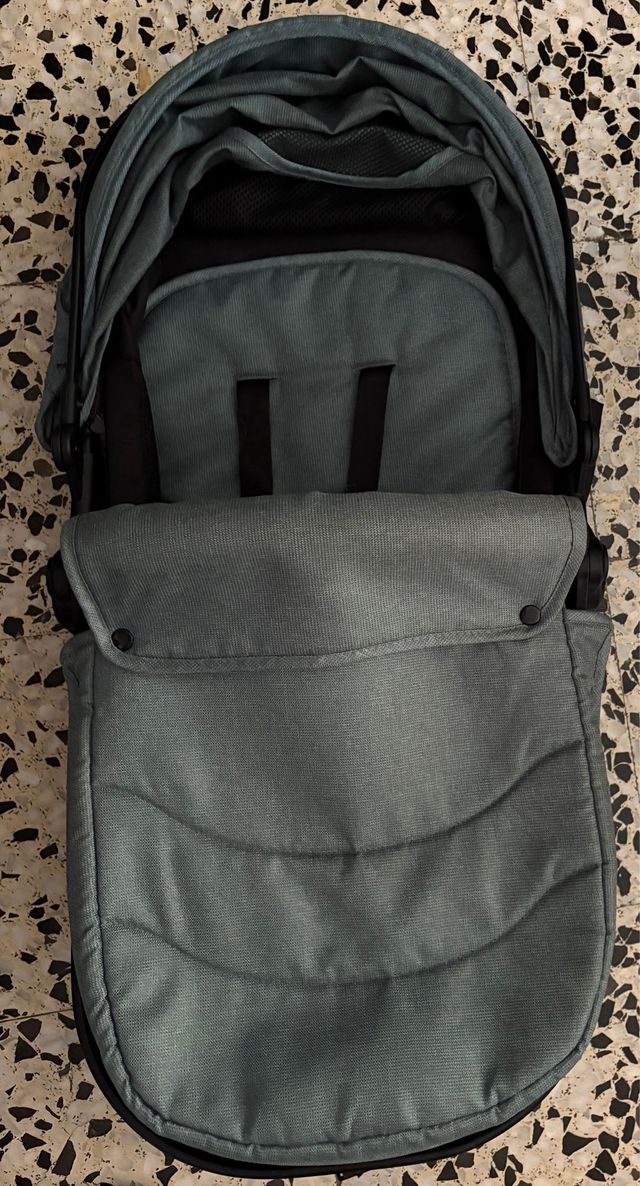 Carro de bebé prácticamente nuevo